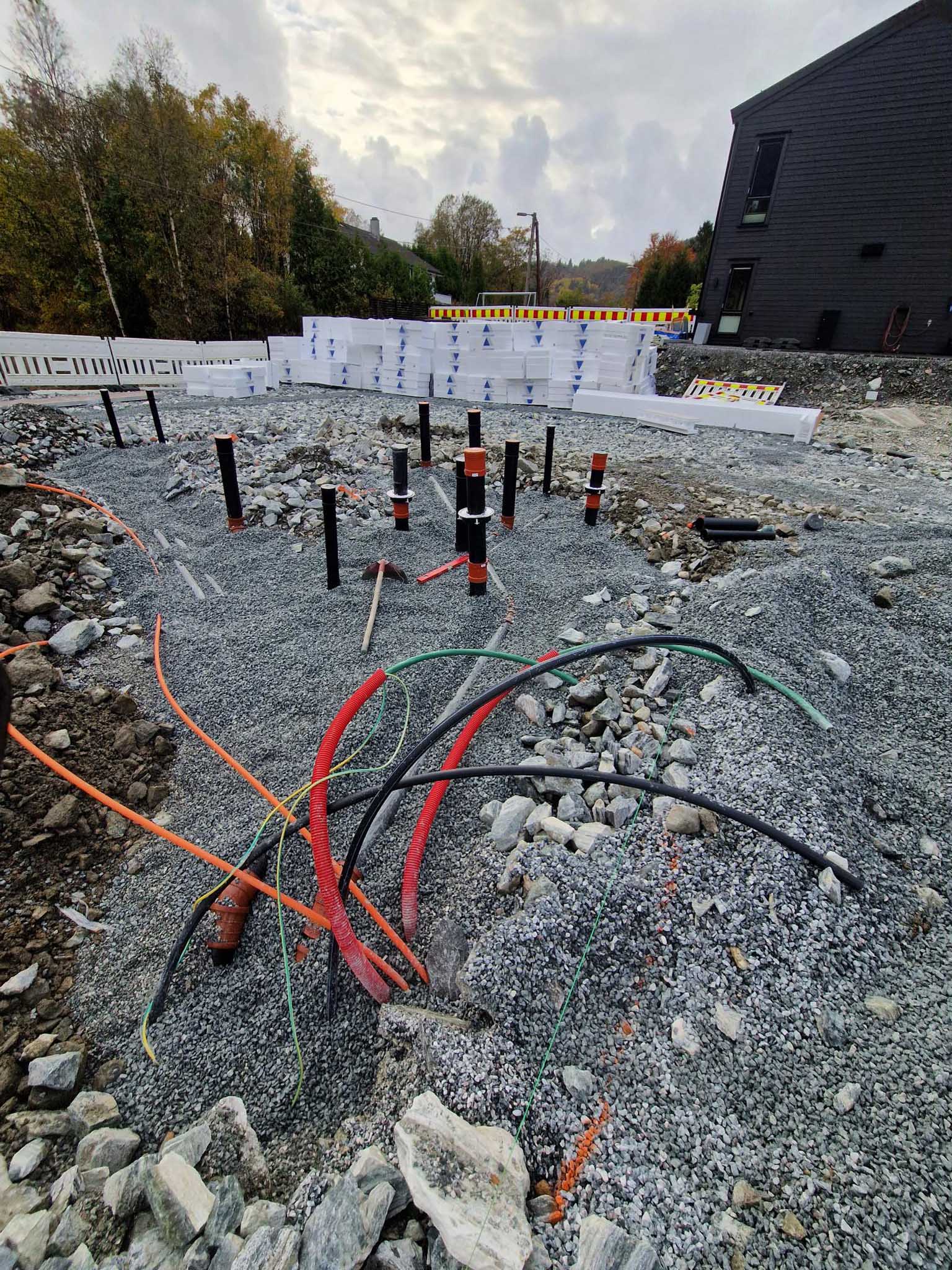 Rolland VVS leverer komplette sanitærinstallasjoner fra grunn til bad og kjøkken i nye tomannsboliger.