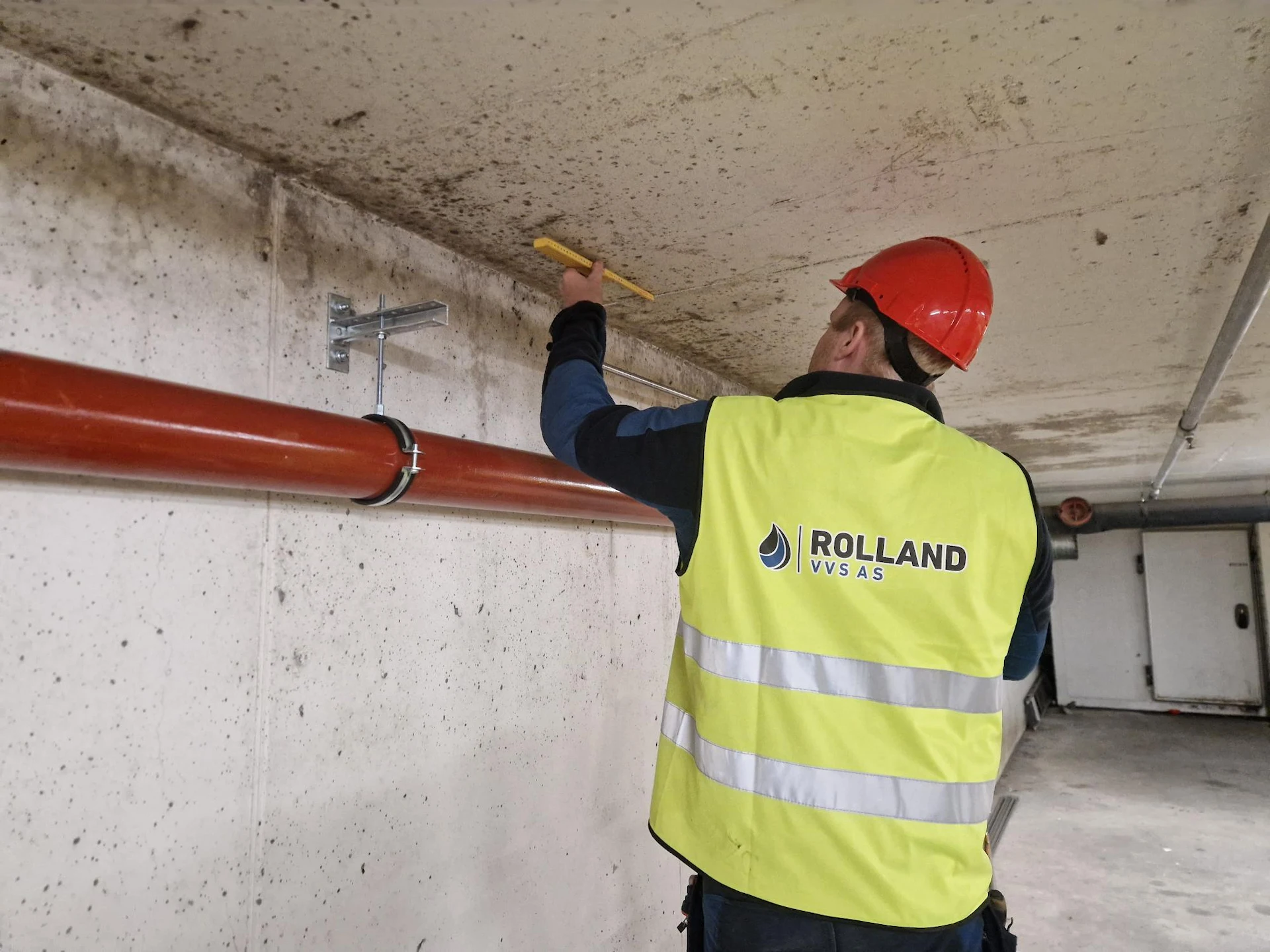 En rørlegger i Bergen ute på oppdrag fra Rolland VVS